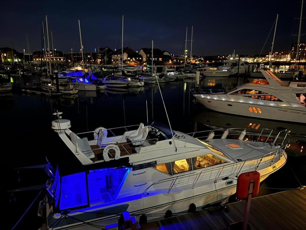 Luxury 40 Foot Yacht On 5 Star Ocean Village Marina Southampton - Minutes Away From City Centre And Cruise Terminals - Free Parking Included Eksteriør billede
