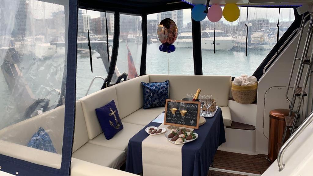 Luxury 40 Foot Yacht On 5 Star Ocean Village Marina Southampton - Minutes Away From City Centre And Cruise Terminals - Free Parking Included Eksteriør billede