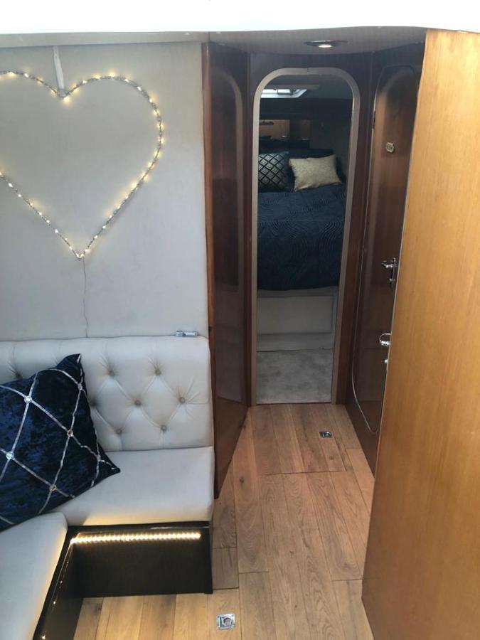 Luxury 40 Foot Yacht On 5 Star Ocean Village Marina Southampton - Minutes Away From City Centre And Cruise Terminals - Free Parking Included Eksteriør billede