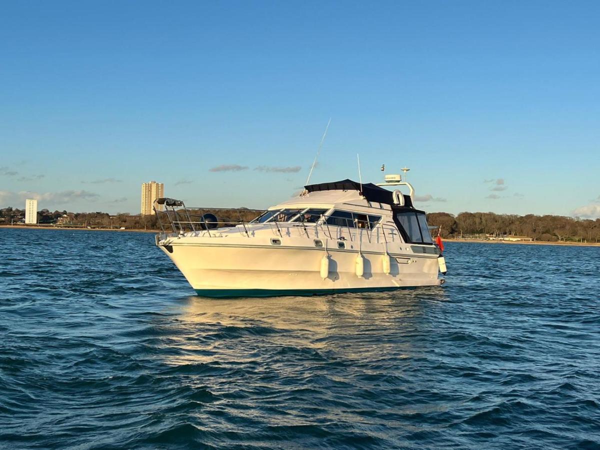 Luxury 40 Foot Yacht On 5 Star Ocean Village Marina Southampton - Minutes Away From City Centre And Cruise Terminals - Free Parking Included Eksteriør billede