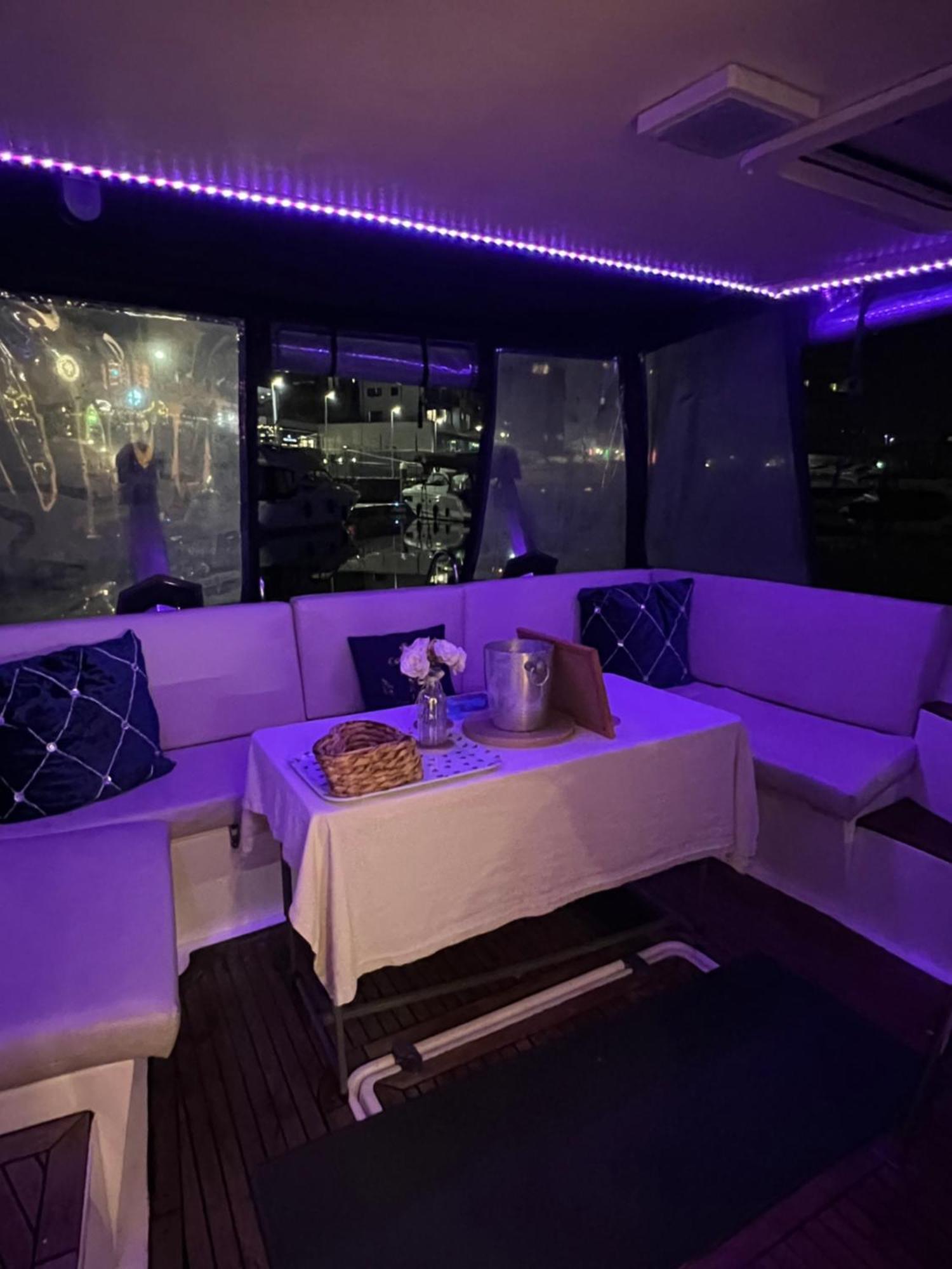 Luxury 40 Foot Yacht On 5 Star Ocean Village Marina Southampton - Minutes Away From City Centre And Cruise Terminals - Free Parking Included Eksteriør billede
