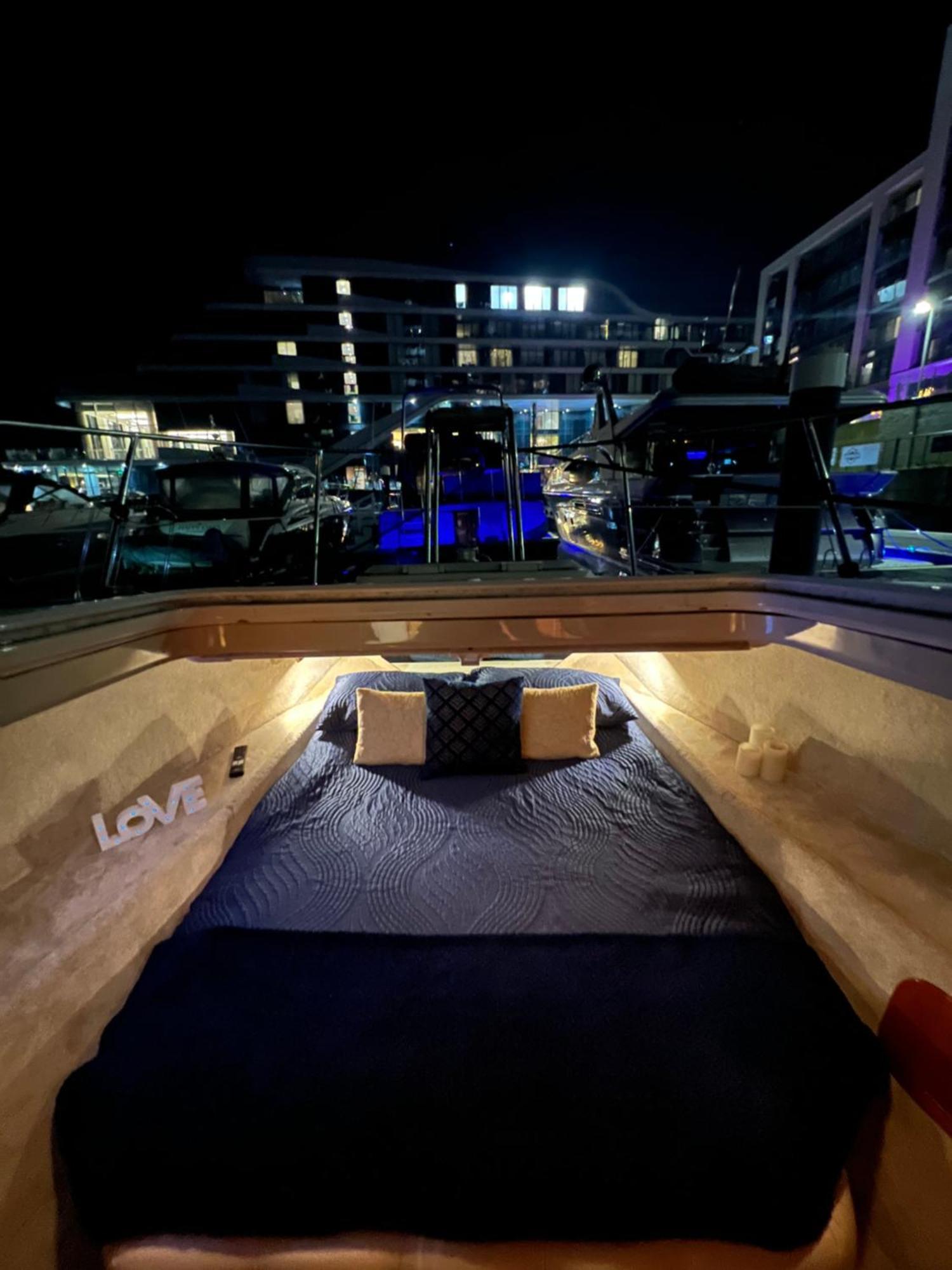 Luxury 40 Foot Yacht On 5 Star Ocean Village Marina Southampton - Minutes Away From City Centre And Cruise Terminals - Free Parking Included Eksteriør billede