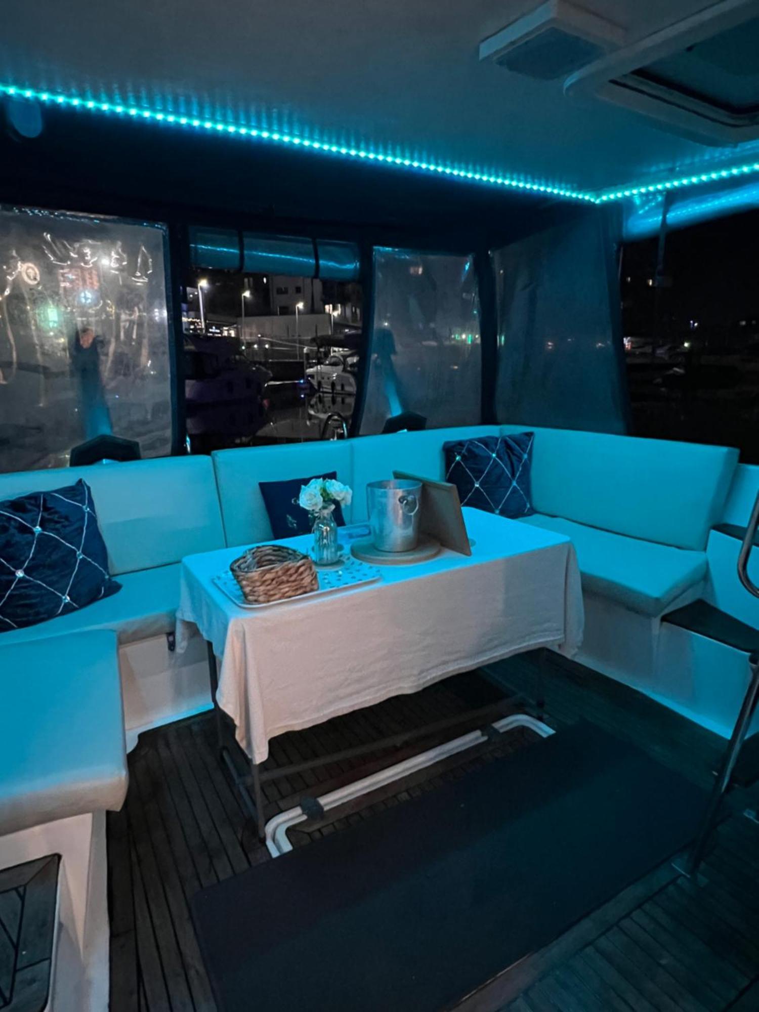 Luxury 40 Foot Yacht On 5 Star Ocean Village Marina Southampton - Minutes Away From City Centre And Cruise Terminals - Free Parking Included Eksteriør billede