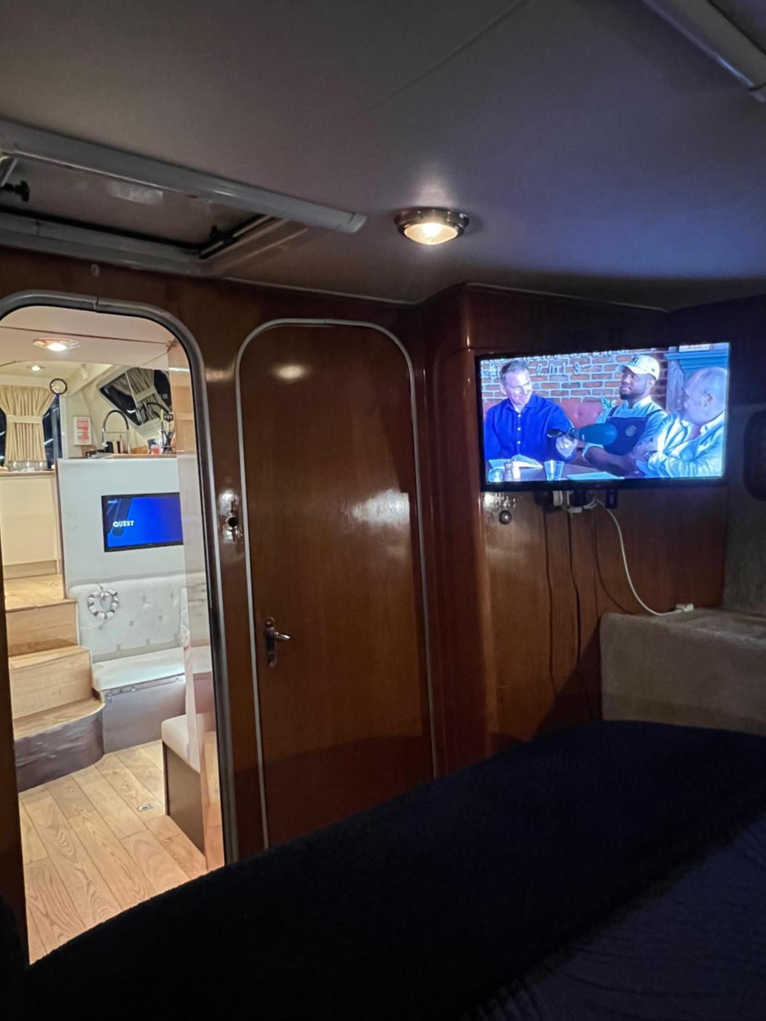 Luxury 40 Foot Yacht On 5 Star Ocean Village Marina Southampton - Minutes Away From City Centre And Cruise Terminals - Free Parking Included Eksteriør billede