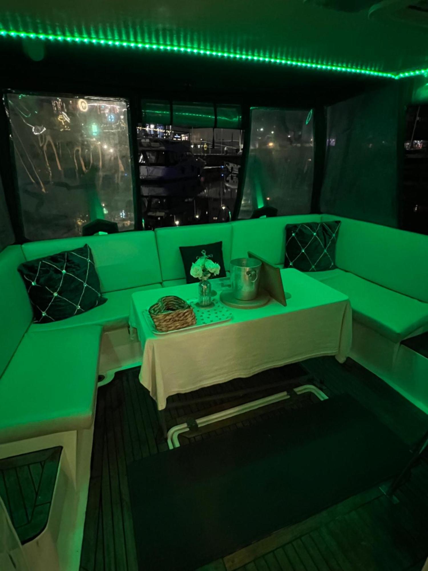Luxury 40 Foot Yacht On 5 Star Ocean Village Marina Southampton - Minutes Away From City Centre And Cruise Terminals - Free Parking Included Eksteriør billede