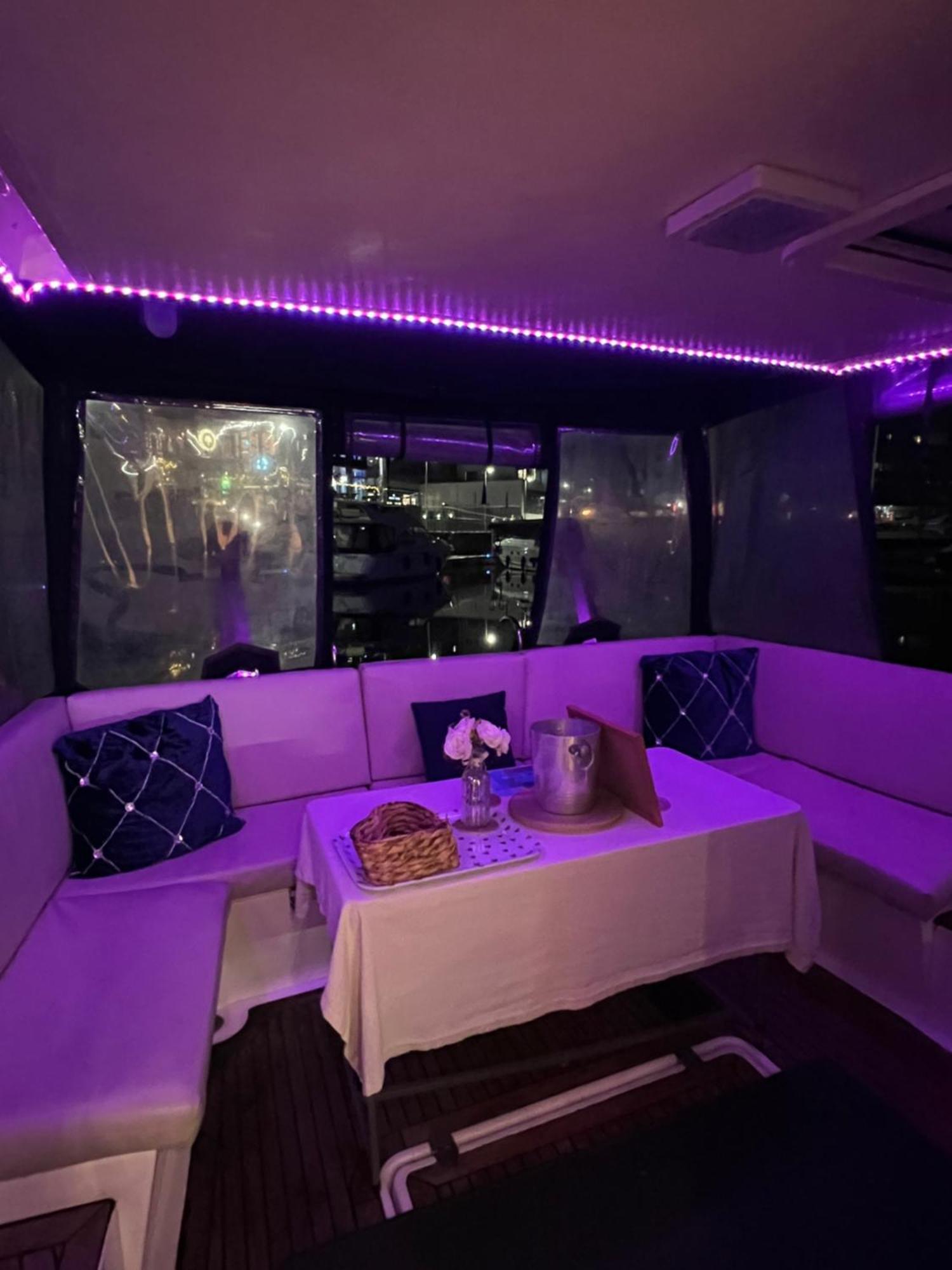Luxury 40 Foot Yacht On 5 Star Ocean Village Marina Southampton - Minutes Away From City Centre And Cruise Terminals - Free Parking Included Eksteriør billede
